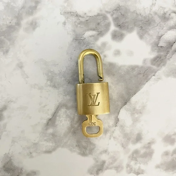 LOUIS VUITTON PadLock & Key #305 with Unbranded Gold Flower Rhinestone Key Chain - Picture 3 of 8